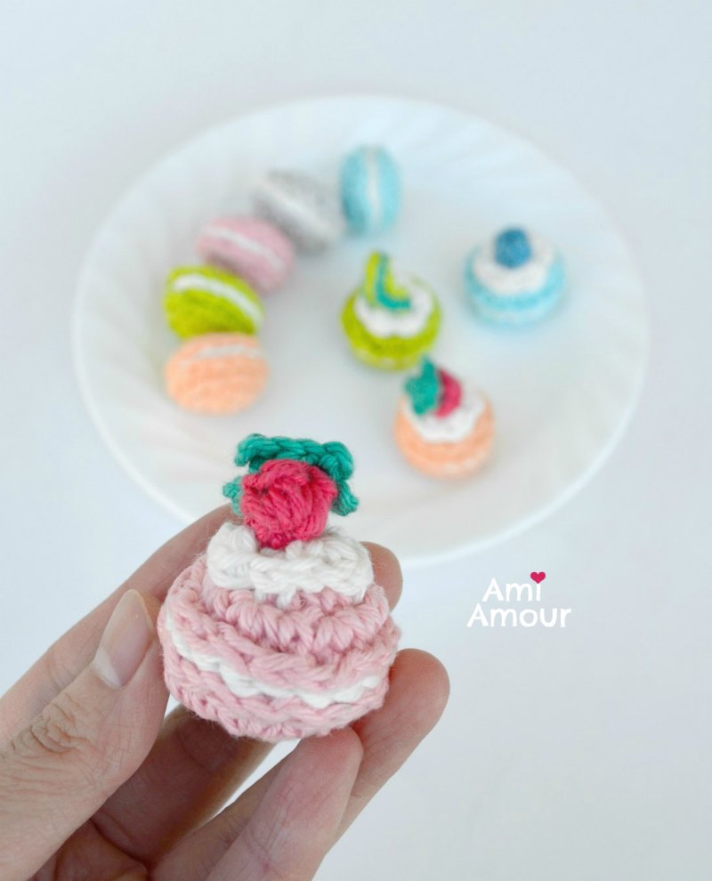 Crochet Macaron Pattern - Amigurumi Sweets - FREE - Ami Amour